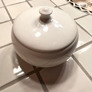 Una by Norpro white porcelain hot/cold dish with cover